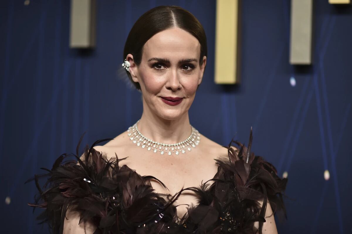 Sarah Paulson, emplumada en la alfombra roja de los Emmy 2025. (AP)
