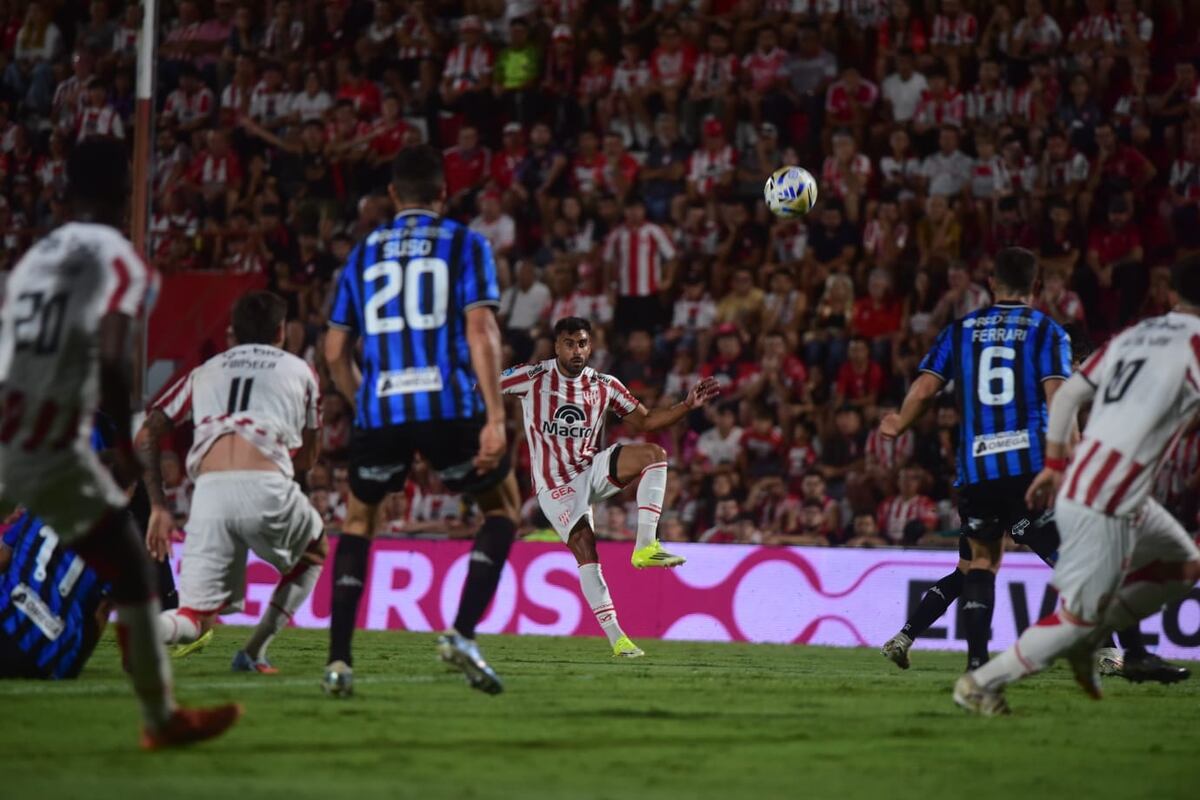 Instituto vs. Atlético Tucumán en Alta Córdoba. (Nicolás Bravo / La Voz)