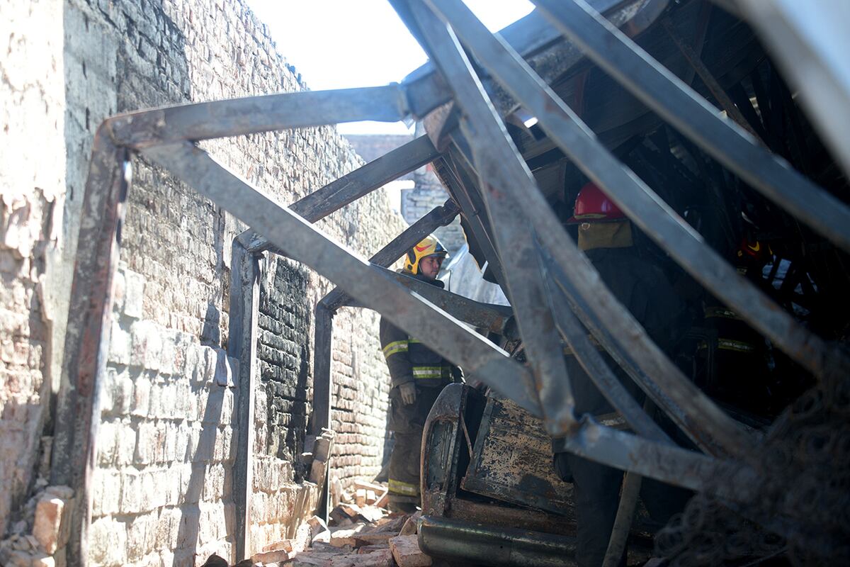 El incendio fatal se registró en un complejo que funcionaba como pensión en calle Tomás Guido al 746, en Córdoba Capital. (Ramiro Pereyra / La Voz)