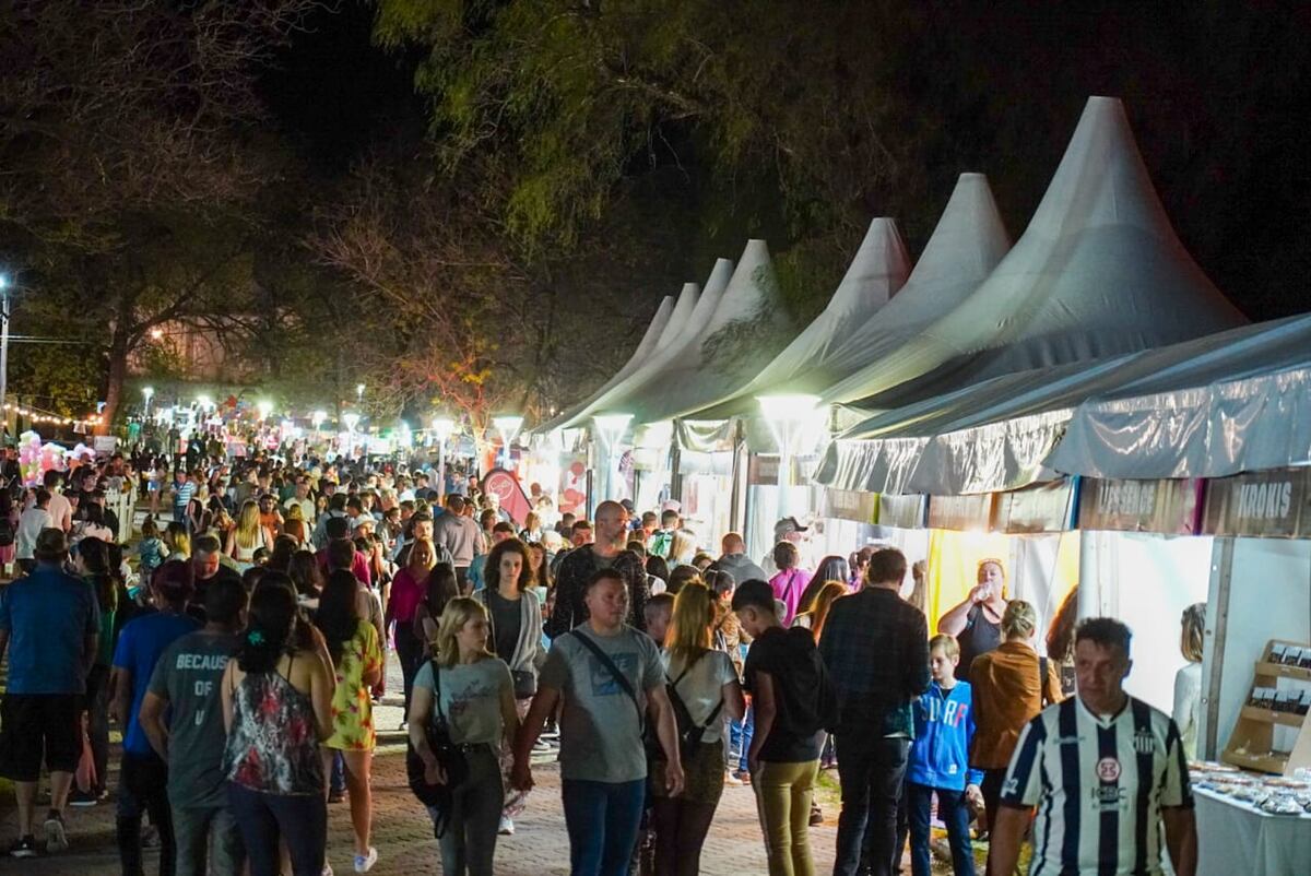 Además de las cervezas, gintonerías y foodtrucks, el festival ofrece un gran puesto de emprendedores para descubrir y disfrutar.