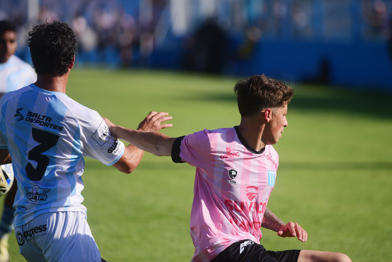 Racing de Nueva Italia recibe a Gimnasia y Tiro de Salta por la fecha 34 del torneo en el estadio Miguel Sancho. (José Gabriel Hernánez / La Voz)
