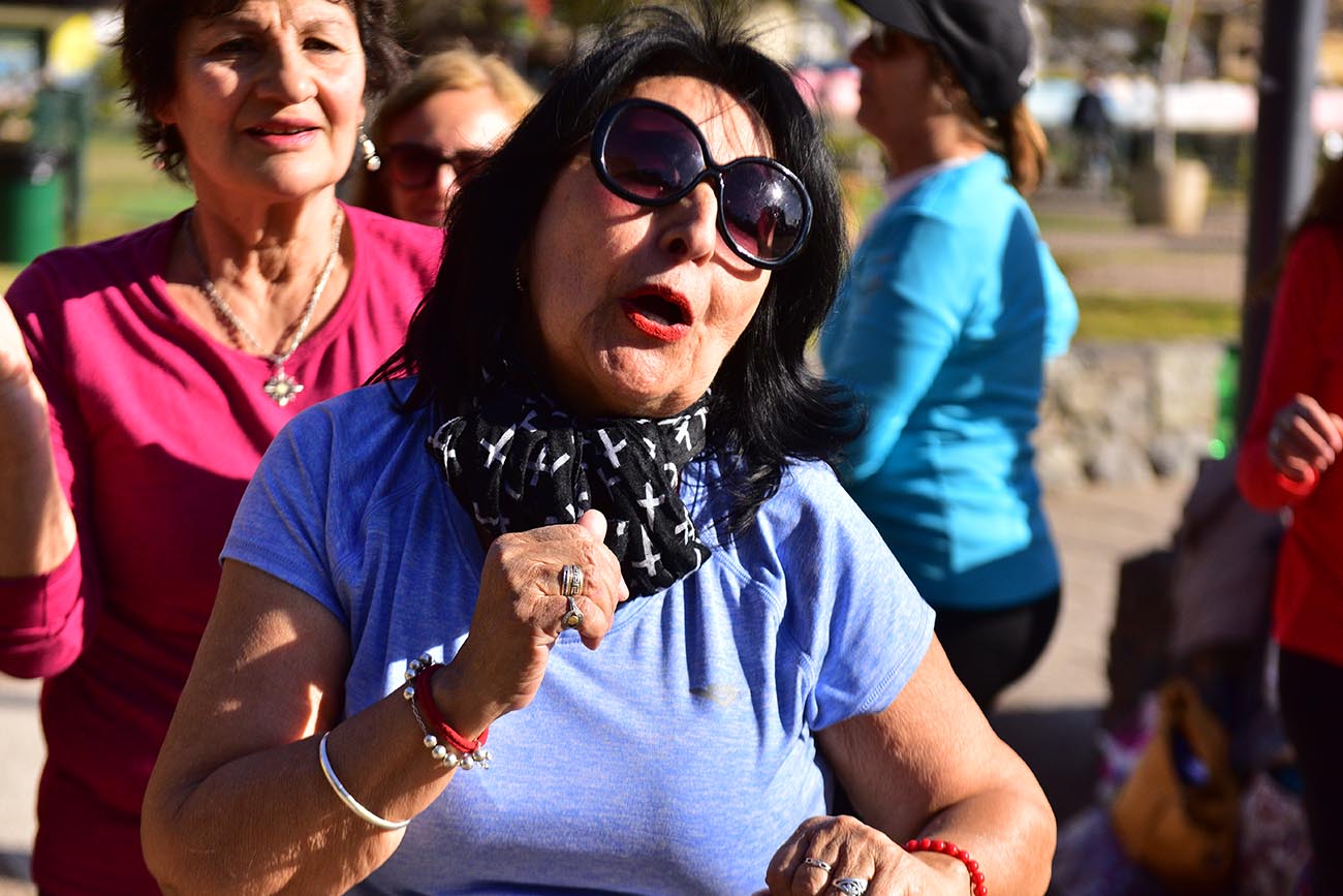 Héroes y heroínas / "Las de la Plaza", es el nombre del grupo de personas que baila en la Plaza de la Intendencia en Córdoba, con la conducción de Natalia Vilatta, profesora de danza. (José Gabriel Hernández / La Voz)