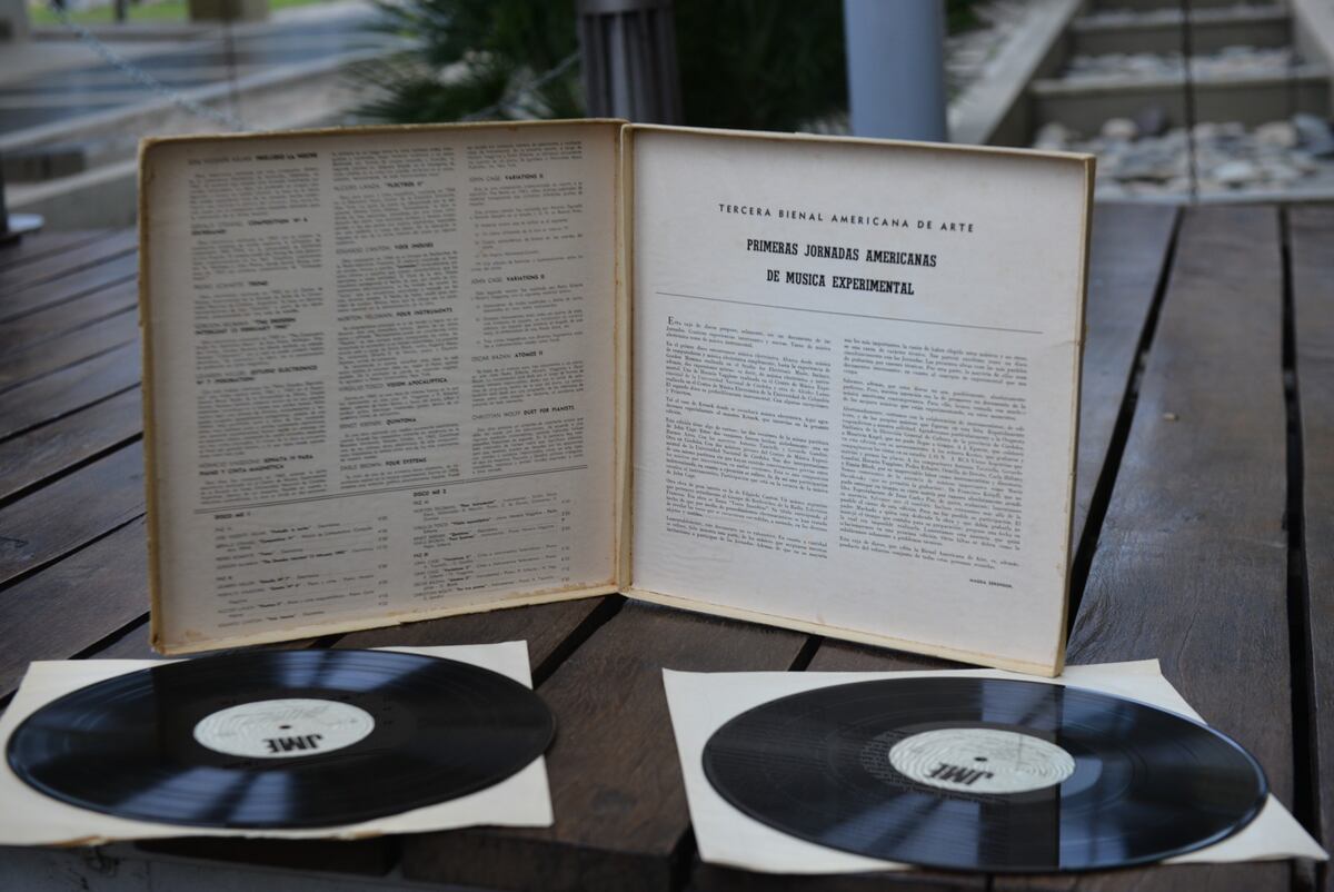 Vinilo grabado en la las Jornadas Americanas de Música Experimental que se realizaron en la 3ª Bienal de Arte organizada por Industrias Kaiser Argentina (IKA). (Archivo de Diego Quiroga, foto de José Hernández)