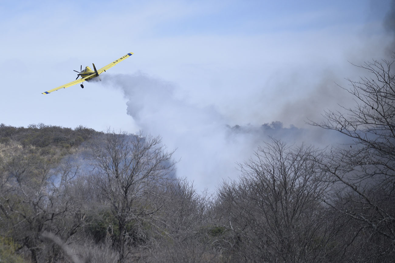 Incendio en Ascochinga avioneta combatiendo el fuego en la montaña. (Ramiro Pereyra / La Voz)