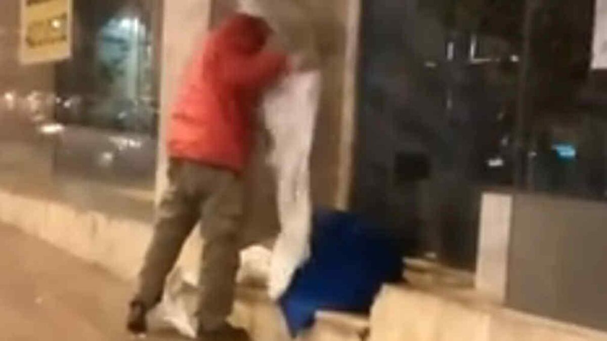 Un "ángel" abrigó y le dio hasta una almohada a un mendigo en Córdoba
