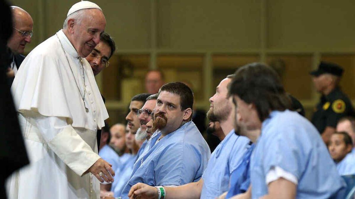 El Papa junto a un grupo de presos de una cárcel de Filadelfia (AP).