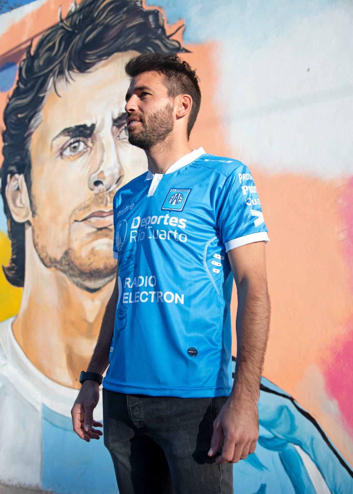 Estudiantes de Río Cuarto y su nueva camiseta para 2023. La estrenó por Copa Argentina. (Gentileza Prensa Estudiantes RC).