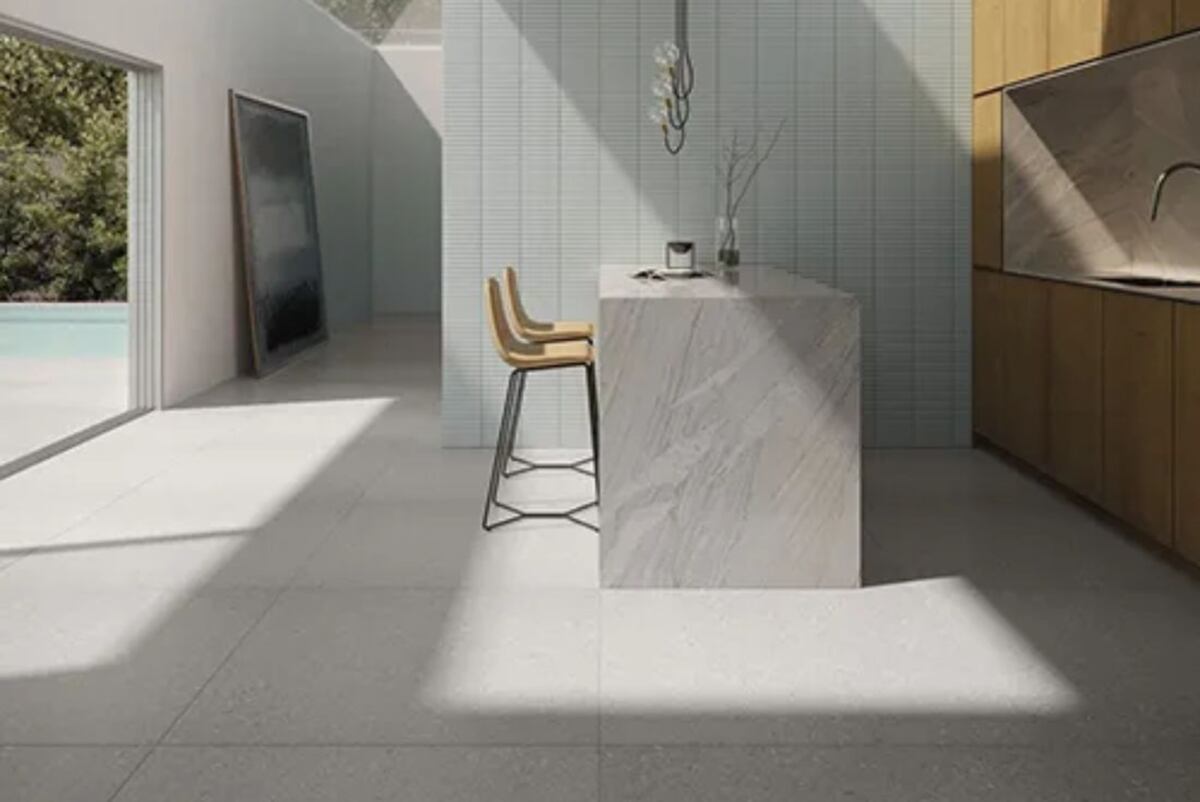 Piso de porcellanato Portobello Beats Ash de 90 x 90 en terminación mate. (Foto: Portobello)