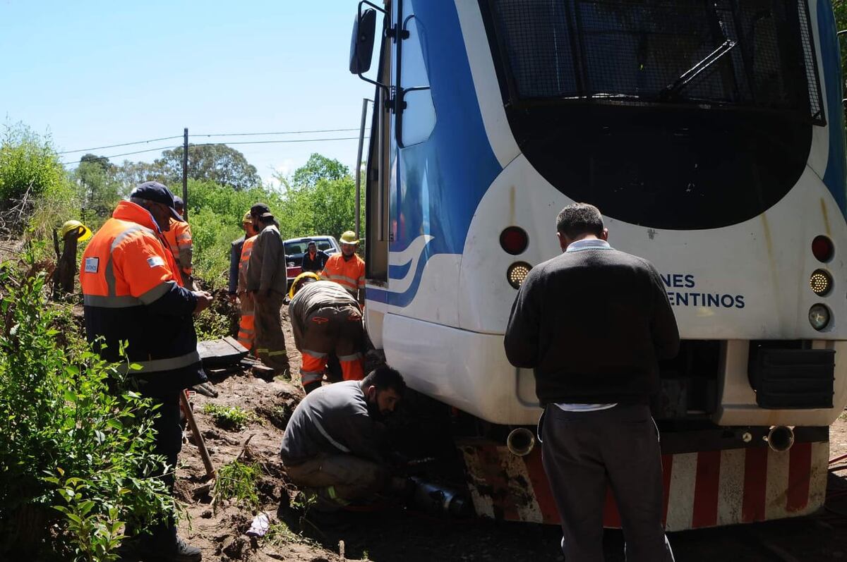 Operarios trabajaron para colocar el vagón de vuelta en las vías. (La Voz)