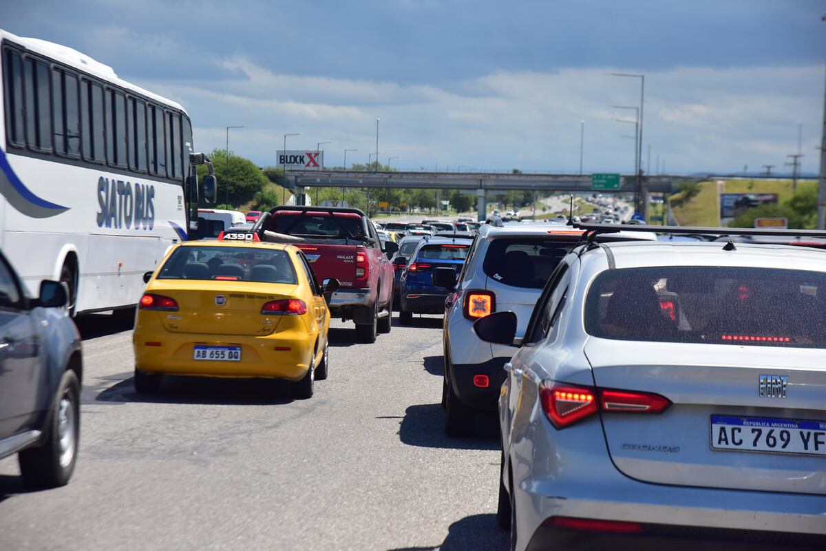 Congestión vehicular en la autopista Córdoba - Carlos Paz, a la altura del peaje y antes del ingreso a Variante Costa Azul. (Jorge Peñaranda / La Voz)