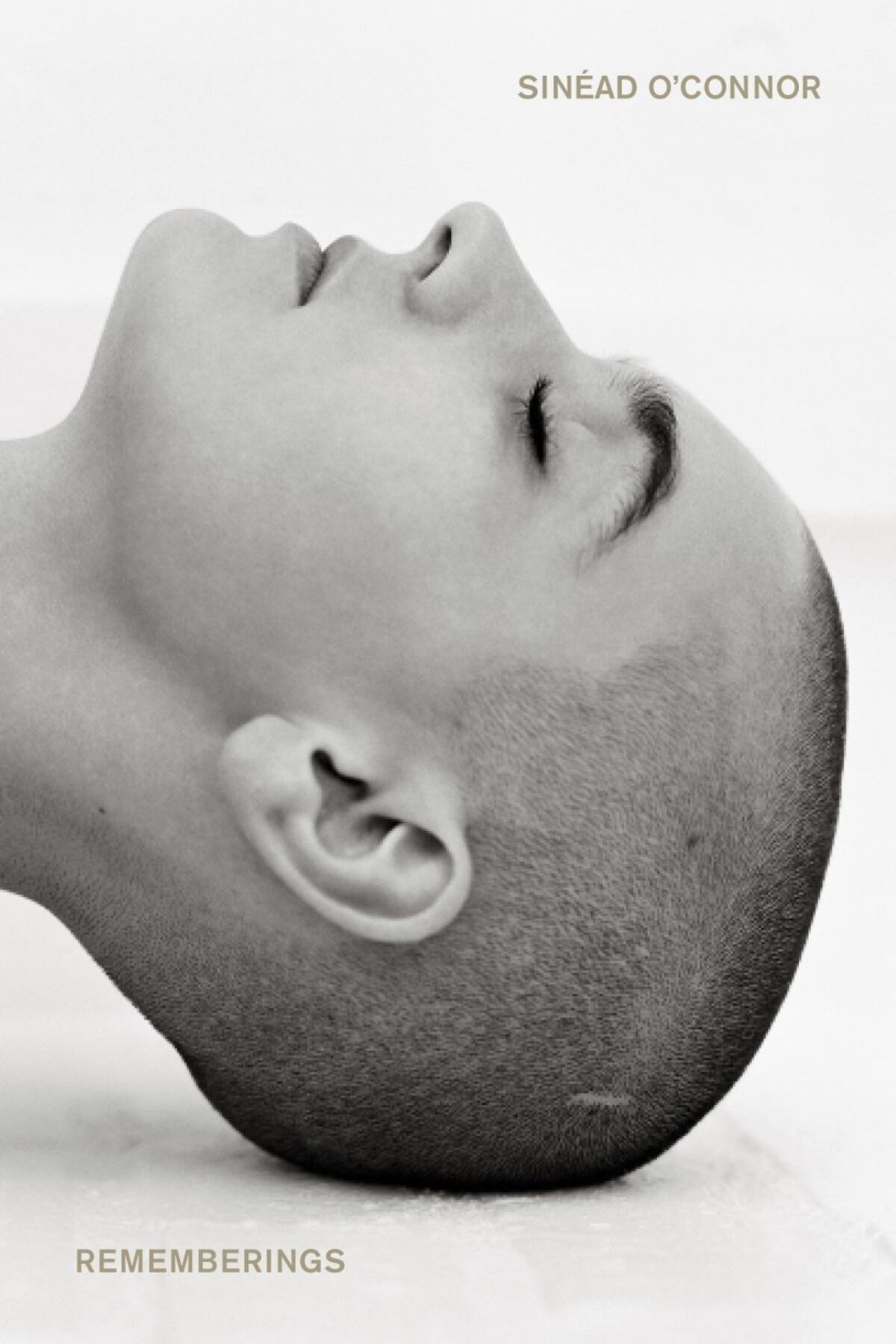 La tapa de "Rememberings", el libro de memorias de Sinéad O' Connor. (Captura)