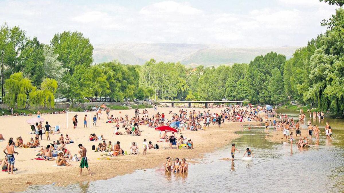 Mina Clavero. Estiacionar cerca de los balnearios, o en el centro, tiene precio en verano. (Archivo)