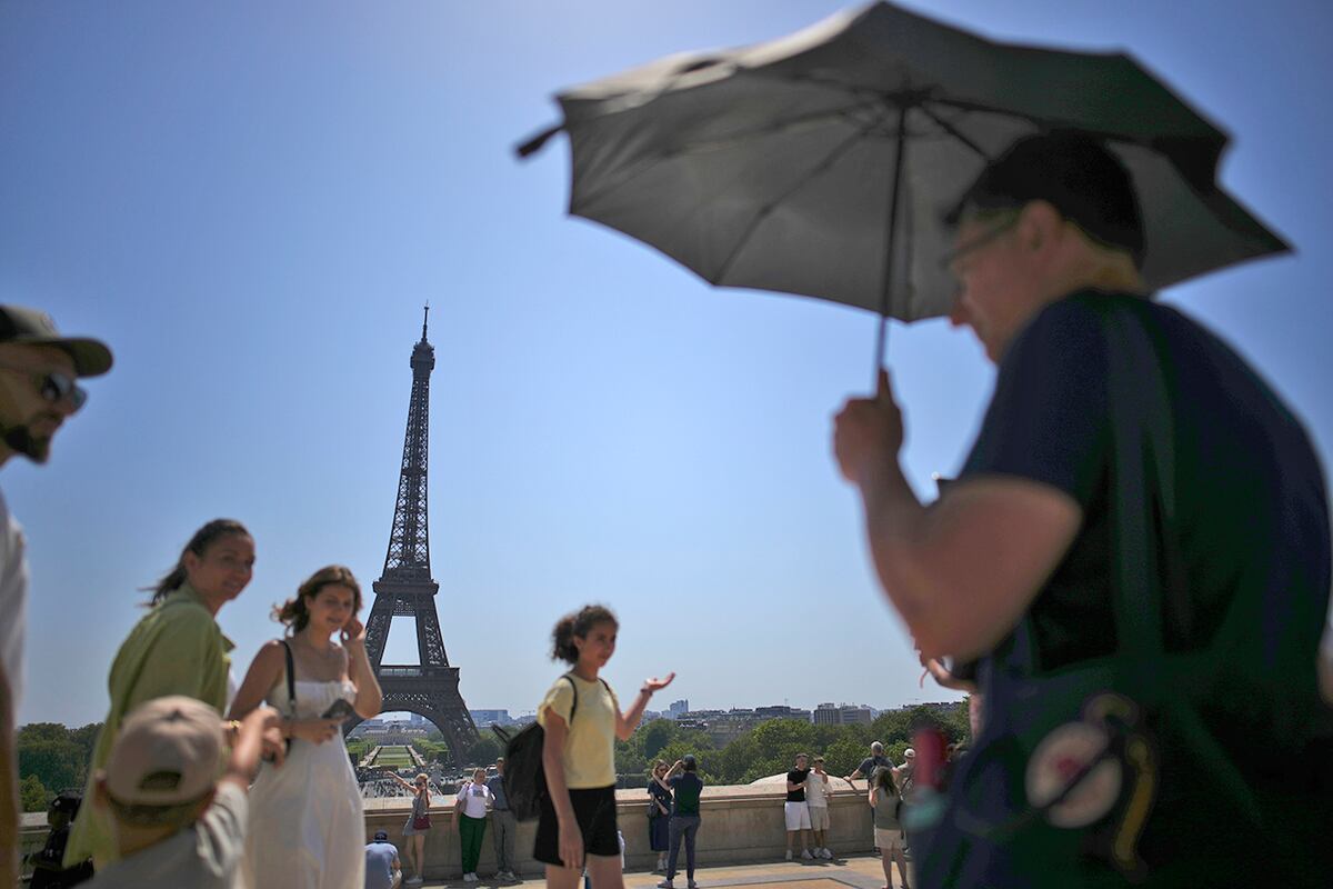 Europa padeció una severa ola de calor ekl verano pasado. Gente cerca de la Torre Eiffel durante la ola de calor en Francia, en julio pasado. (AP)