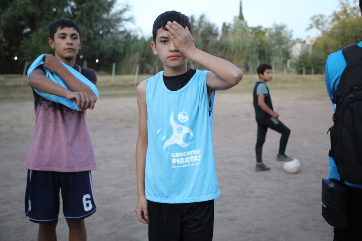 Futbolistas de Belgrano en la Escuelita Atletic de Barrio Argüello, donde se entregaron kits deportivos con pelotas, conos y pecheras. (Prensa Belgrano)