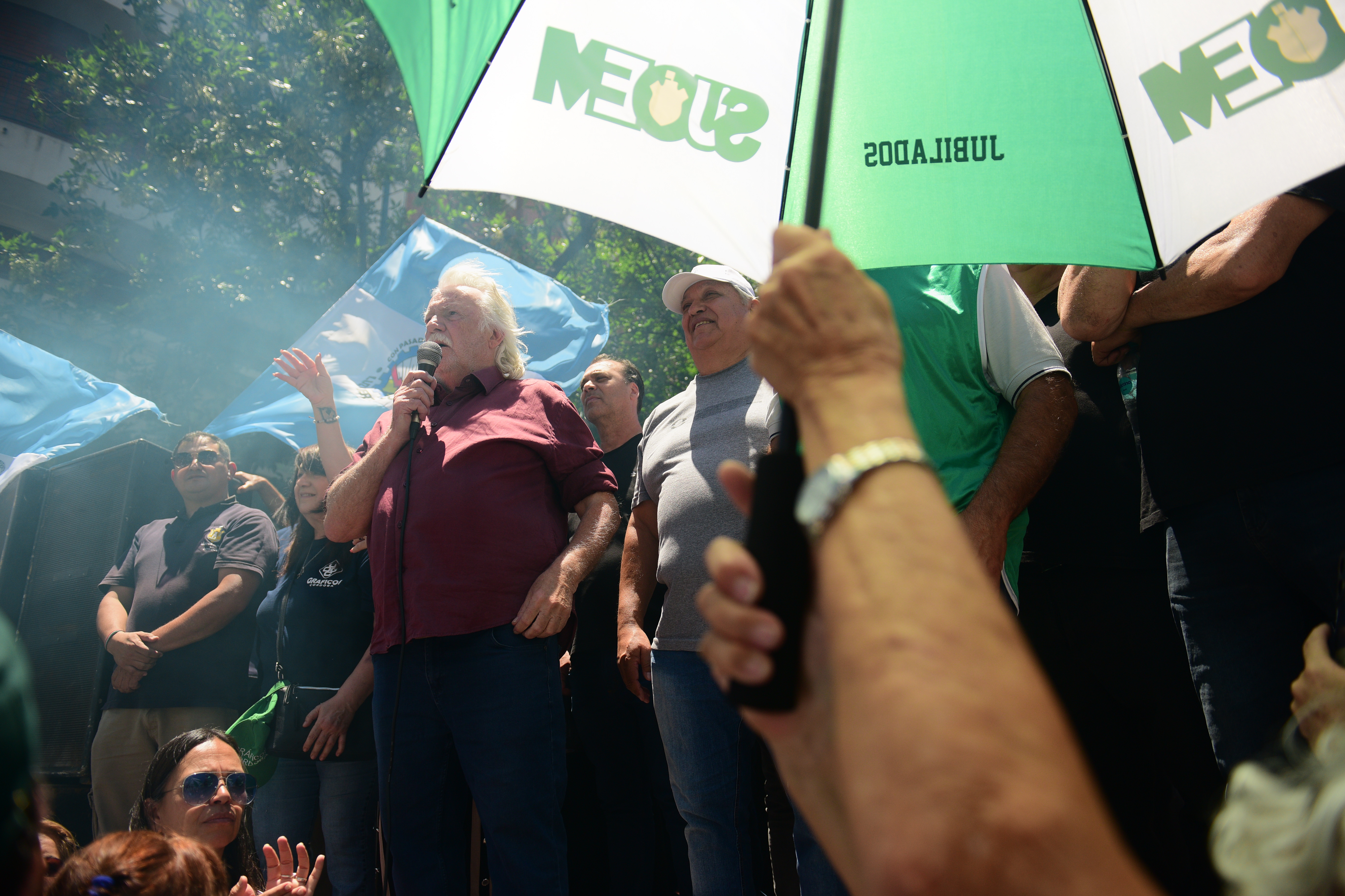 Estatales marchan hacia la Unicameral para rechazar la suba en los aportes a la Caja de Jubilaciones. (José Gabriel Hernández / La Voz)