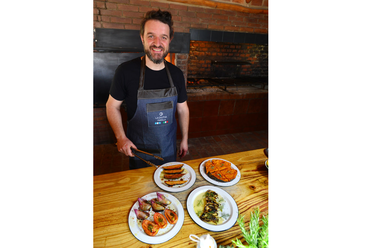 Christian Baldovino es un cocinero y parrillero de Jesús María, y muestra algunas de sus recetas de guarniciones de vegetales a la parrilla. (Nicolás Bravo / La Voz)