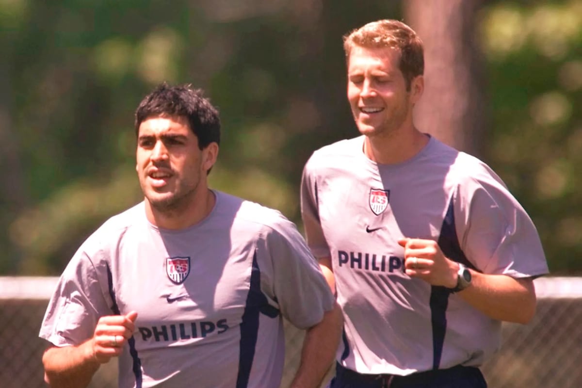 Claudio Reyna, papa de Gio, junto a Gregg Berhalte