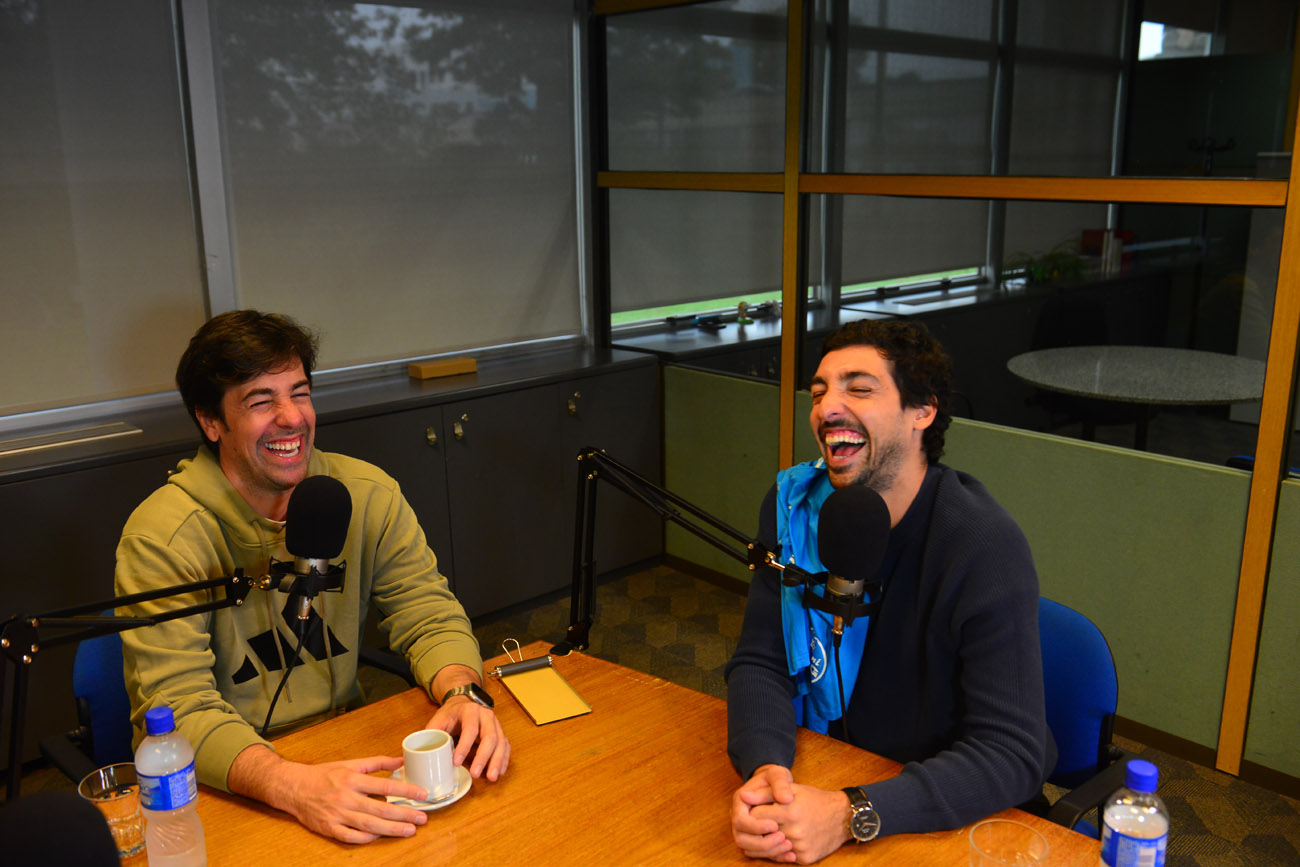 Willy Magia y Gastón Massa, hinchas de Belgrano, grabaron el podcast Mundo Pirata. (Nicolás Bravo / La Voz)