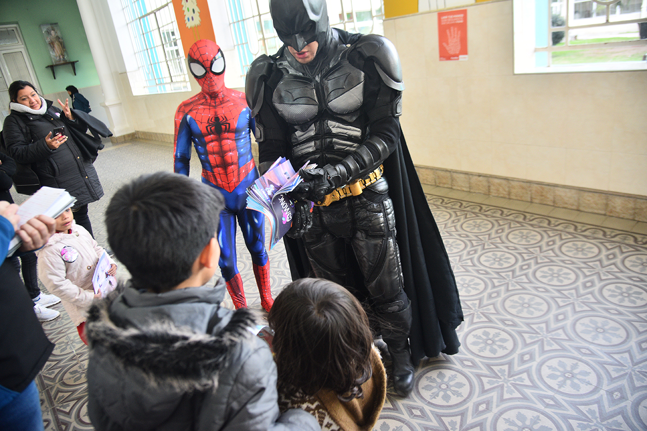Pediátrico. El dúo Batman y Spiderman combatiendo la tristeza de los niños y niñas en Córdoba (Pedro Castillo/La Voz).
