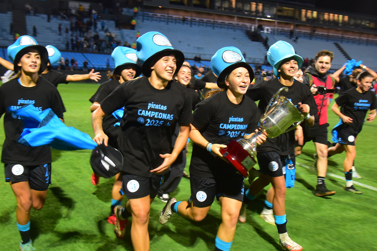 Belgrano campeón de primera división del fútbol femenino. Le gano a Racing 2 a 0 en Alberdi. Foto Ramiro Pereyra / LVI