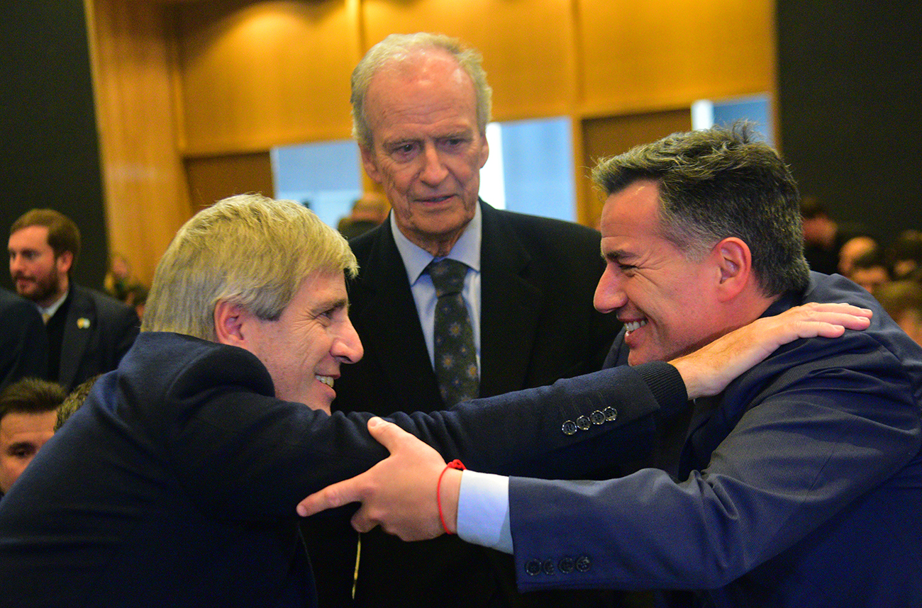 El ministro de Economía de la Nación, Luis Caputo, Gabriel Bornoroni y Manuel Tagle en el ciclo de charlas de coyuntura que lleva a cabo la Bolsa de Comercio de Córdoba. (Pedro Castillo / La Voz)