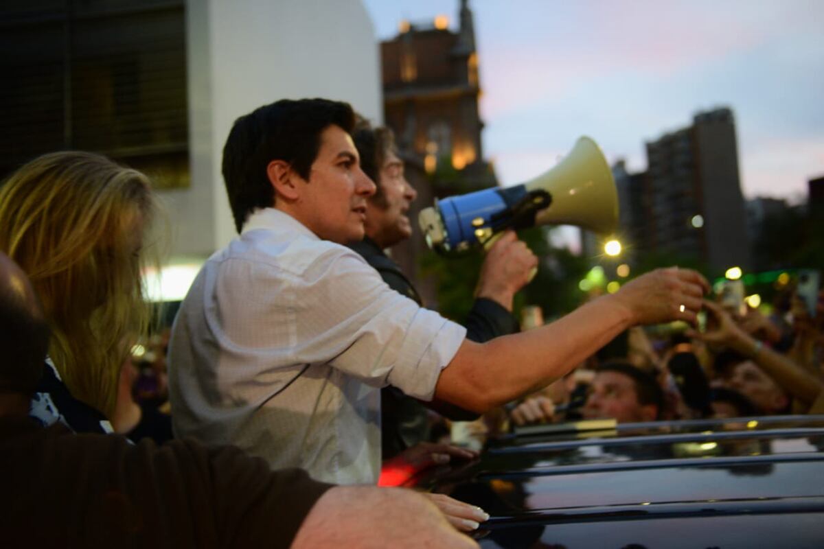 El presidente Javier Milei dio unas palabras con un megáfono en el Buen Pastor, Córdoba. (javier Ferreyra / La Voz)