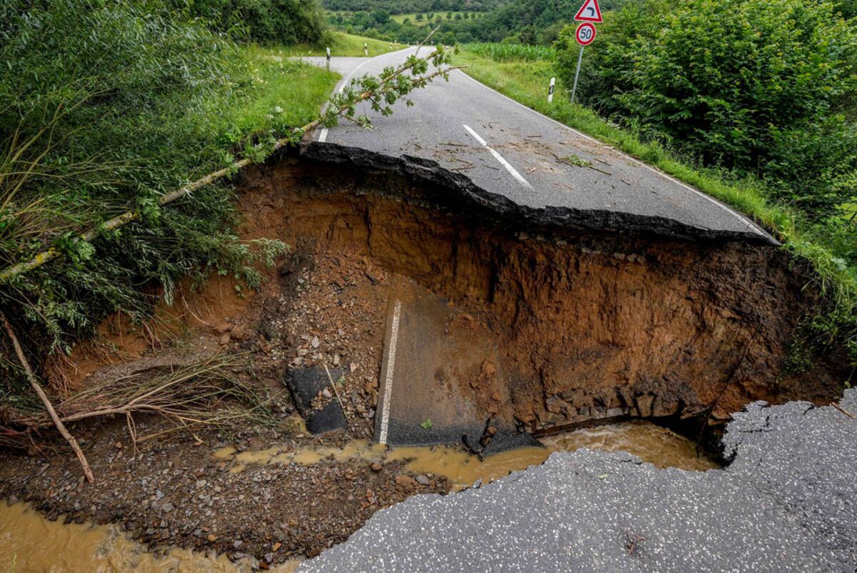 La calle está destruida entre Insul y Schuld, en el oeste de Alemania. AP