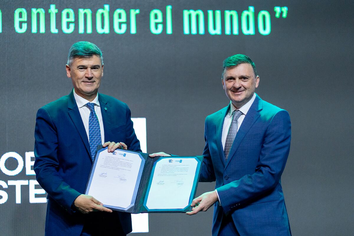 Durante la inauguración del evento, los representantes de Córdoba Cluster y de la Municipalidad de Córdoba firmaron un compromiso de colaboración.