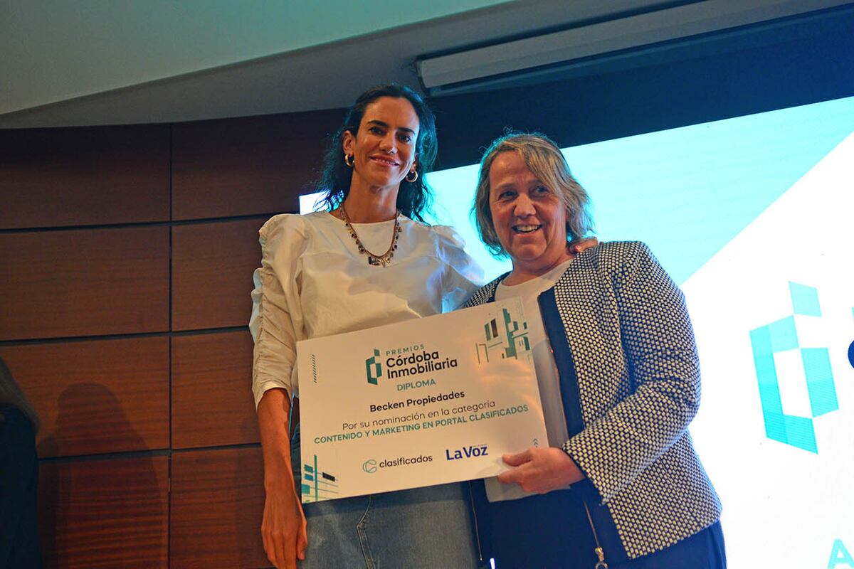 La representante de Becken al recibir el certificado de nominación.
