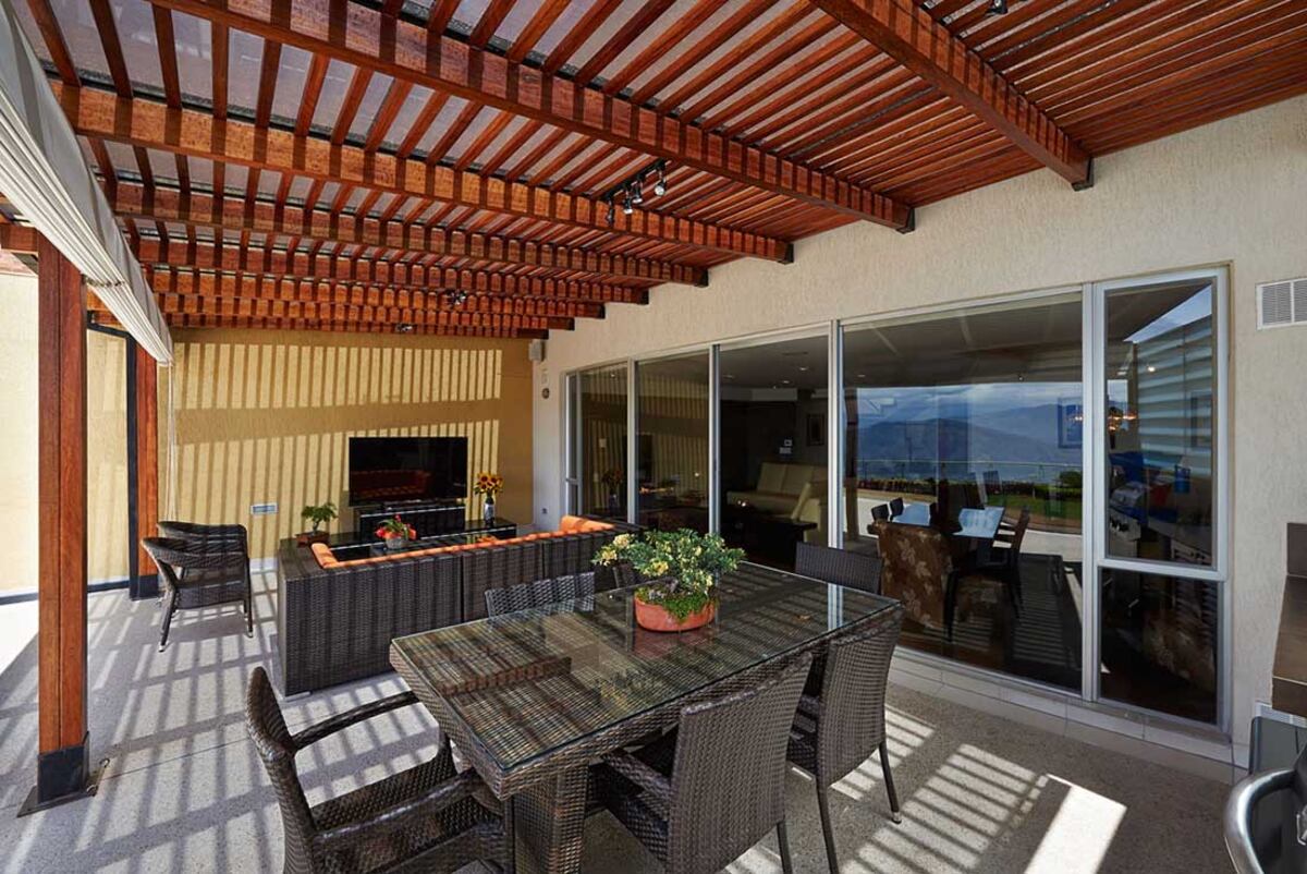 Las pérgolas de madera brindan la calidez propia del material y se adaptan a cualquier estilo de arquitectura.