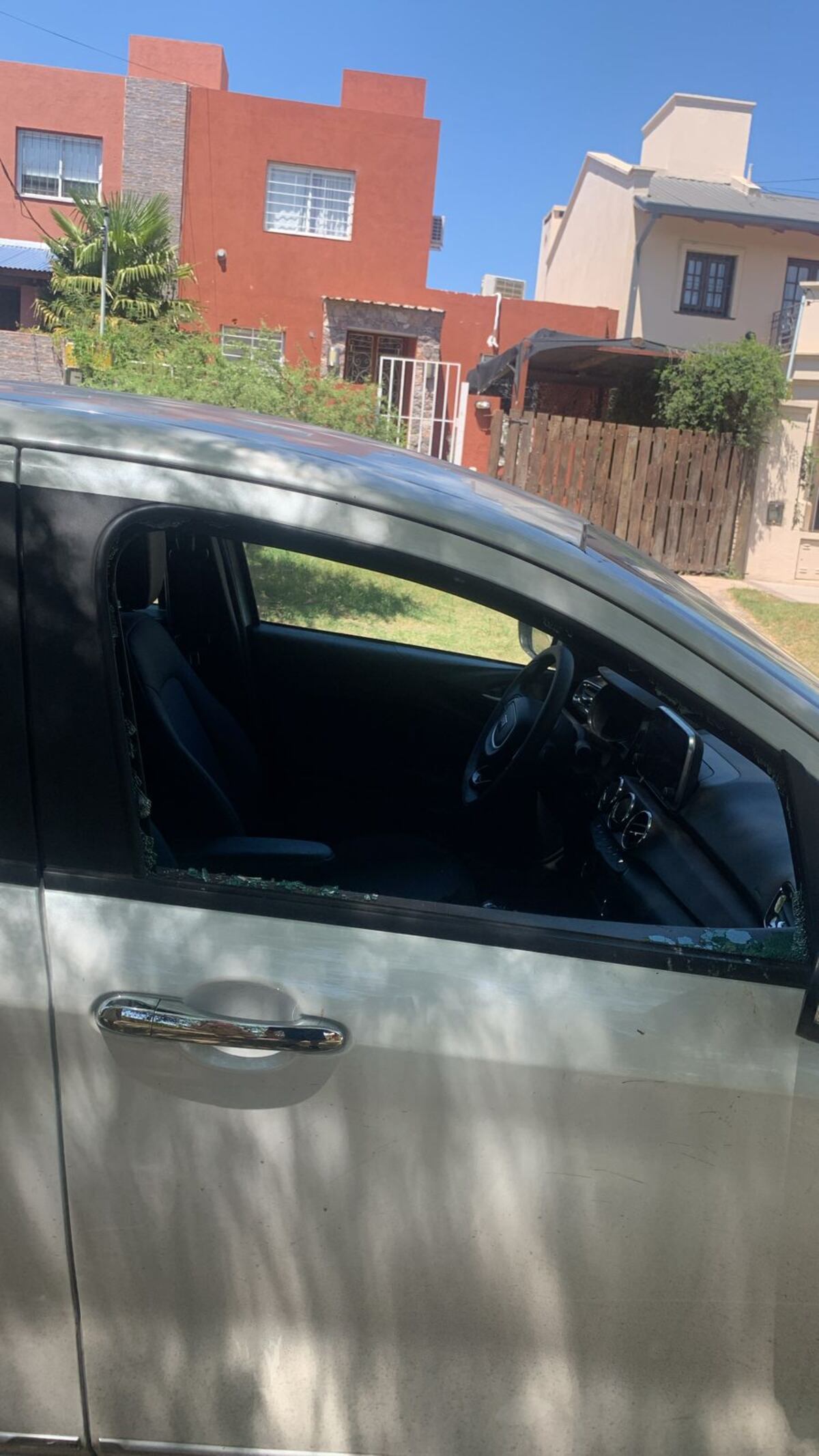 Una postal reiterada en barrio El Refugio: autos atacados por ladrones en motos. (Gentileza)