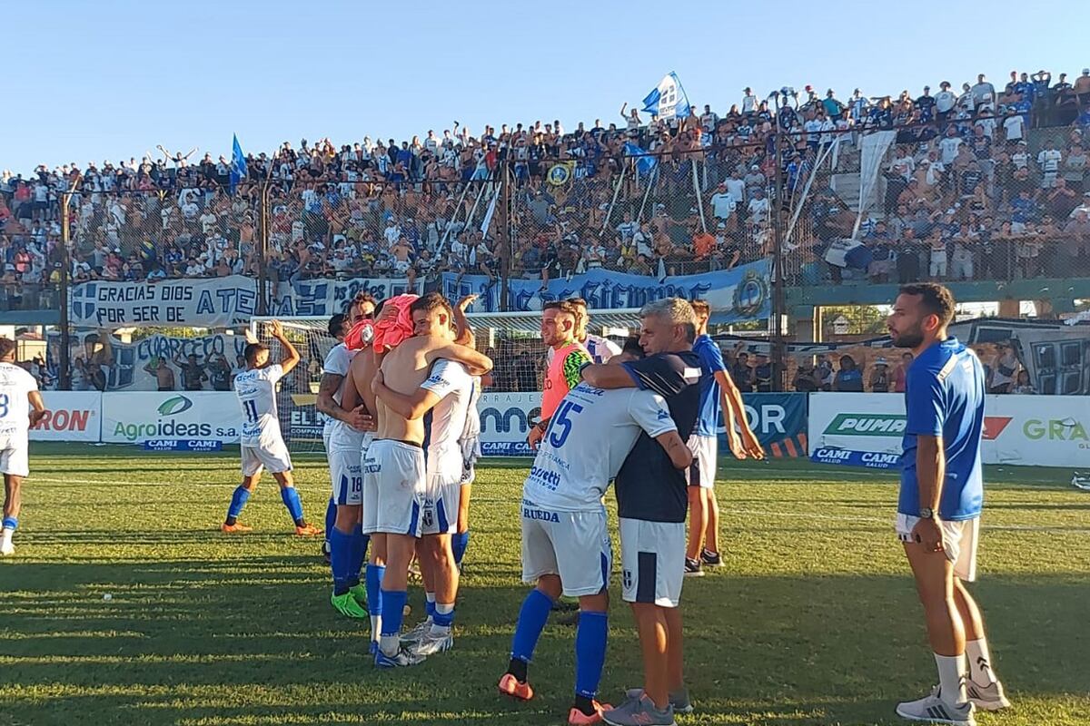 Sergio Cuquejo, ayudante de campo de "Sapito", festeja el logro obtenido. (Foto de Federico Sottano)
