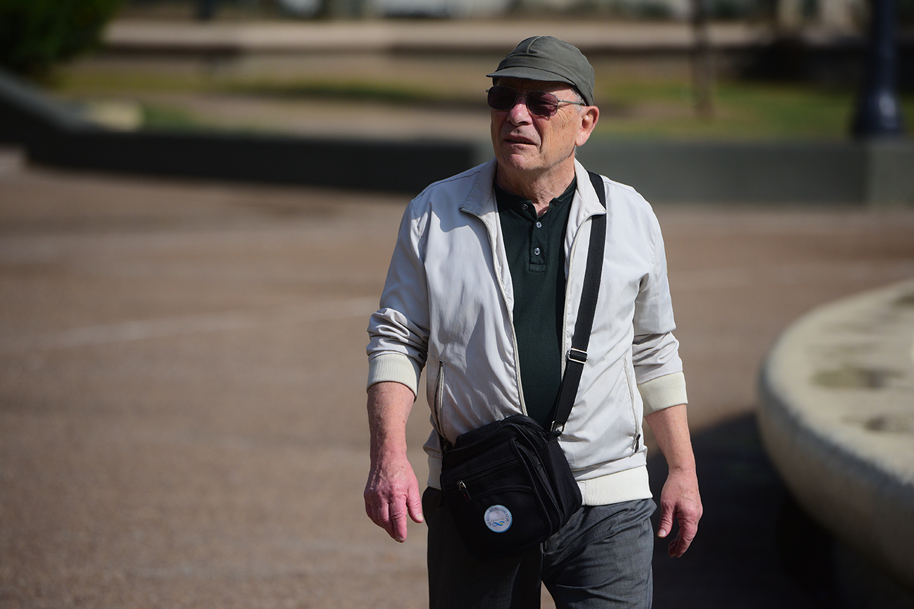 Roberto Magurno jubilado de 76 años, cobra la mínima y no le alcanza para cubrir sus gastos. (José Gabriel hernández / La Voz)
