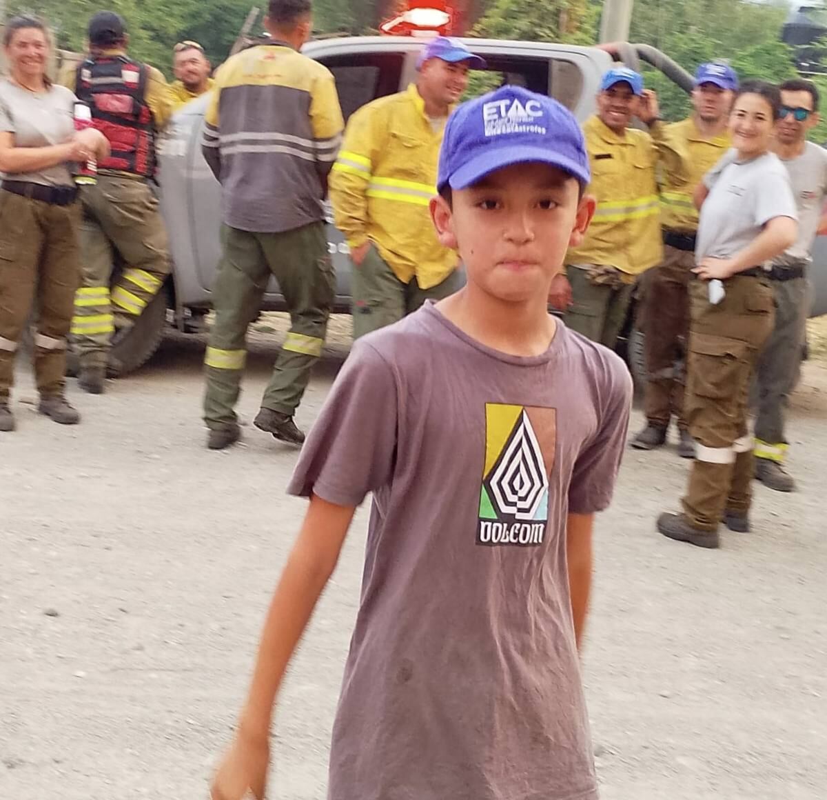 Milo junto a los bomberos cordobeses que combaten el fuego en Chubut.