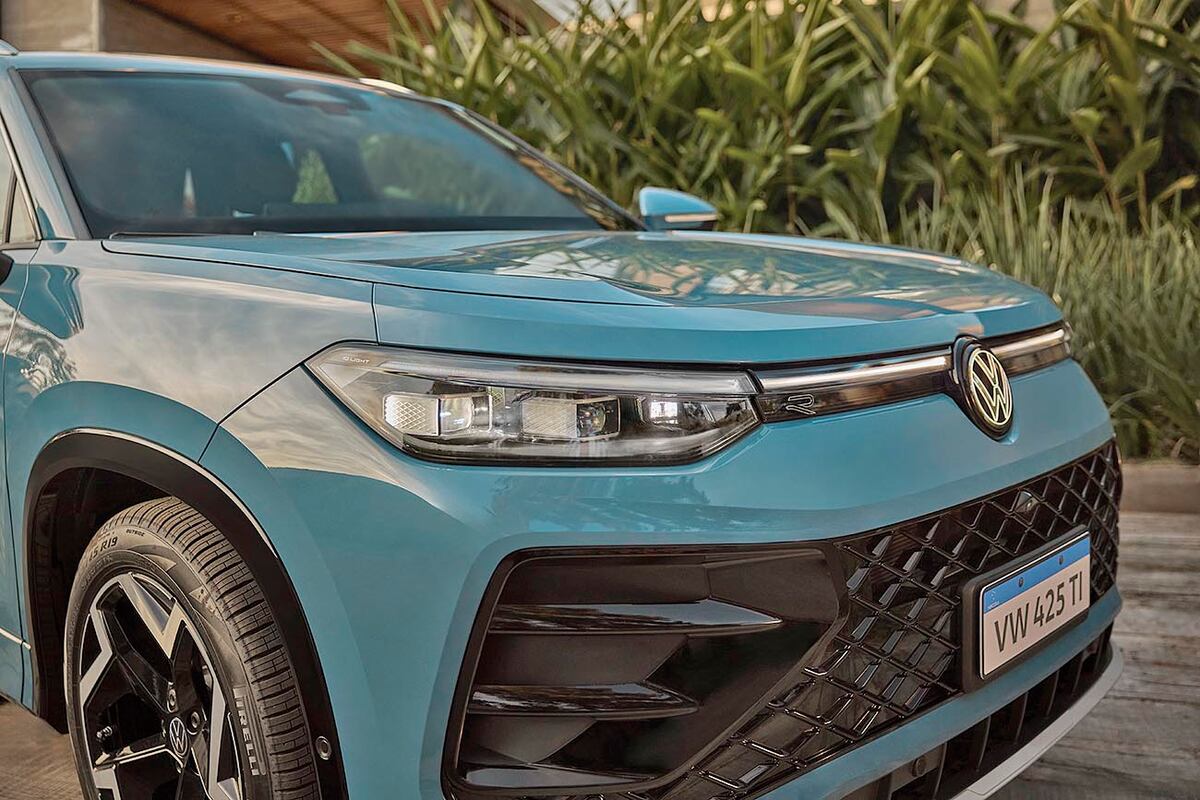 Debutan los nuevos logos delanteros y traseros iluminados, un detalle inédito en la gama local de la marca.