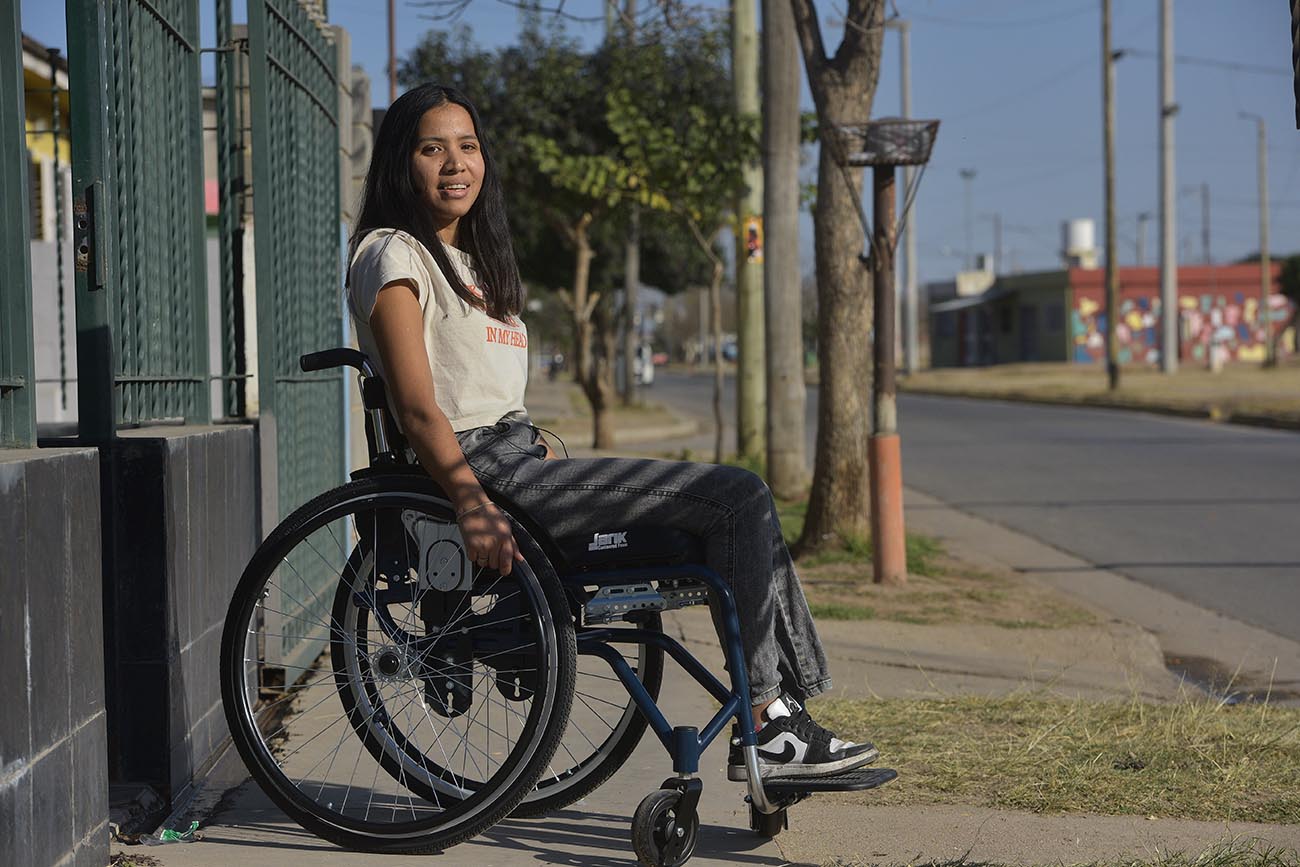 Por usar silla de ruedas, Celeste Maldonado sufre dificultades cada vez que intenta tomar el transporte urbano de la ciudad. (José Hernández / La Voz)