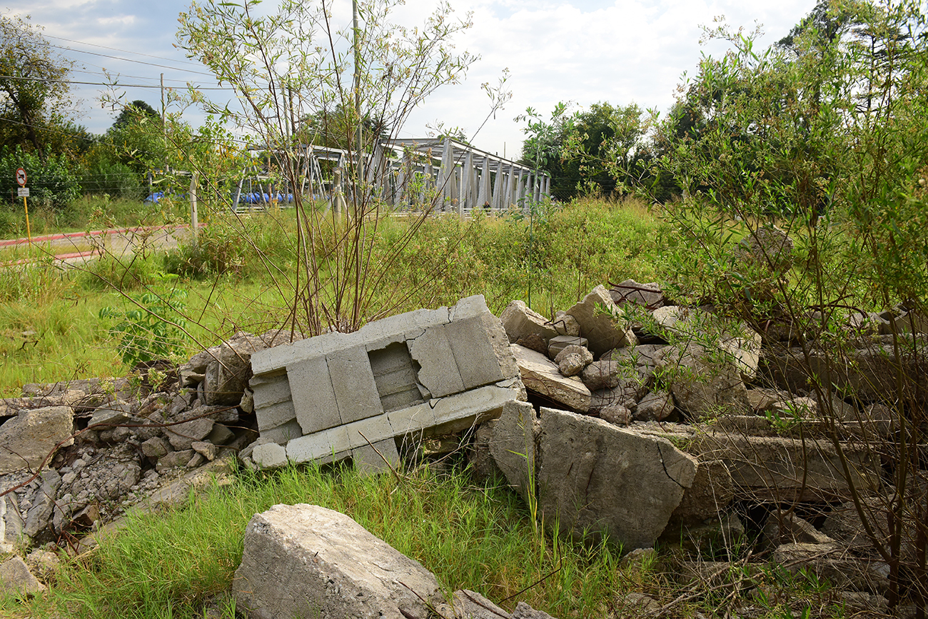 El terreno baldío al ingreso del puente La Carolina. (José Gabriel Hernández / La Voz)