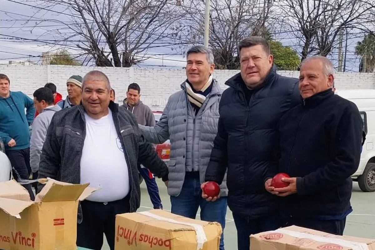 En la foto, a la derecha del intendente Daniel Passerini, el dirigente peronista Guillermo Kraisman quien fue detenido por tentativa de hurto de mercadería en un supermercado. (Facebook Guillermo Kraisman)