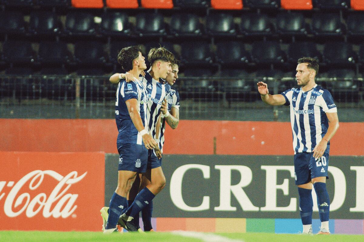 Baroni es abrazado por Dávila, Fernández y Schott. Una con jugadores 100 por ciento Talleres. (Prensa Talleres)