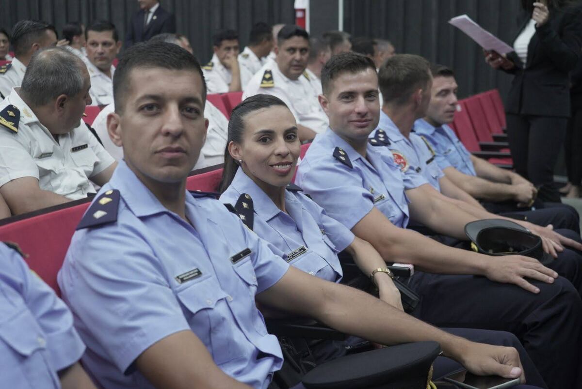 La Oficial inspectora Dana Pirez, junto a sus compañeros de la fuerza. (Policía de Córdoba)
