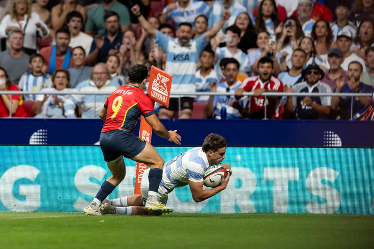 Juan Cruz Mallía apoya el primer try de Los Pumas en el duelo ante España, último antes del inicio del Mundial Francia 2023. (Prensa Los Pumas)