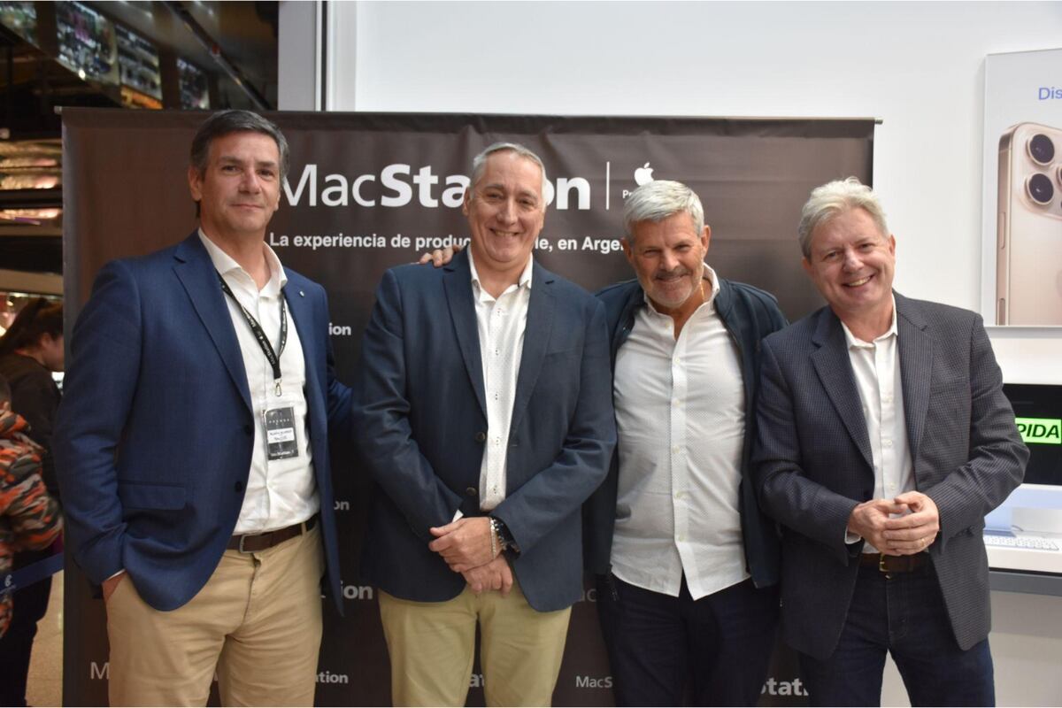 Alvaro Alvarez Cornejo de BanCor, Ricardo Macri, gerente general deMacStation, Antonio Heinz, director comercial de Nuevocentro y Osvaldo Levis, gerente de BanCor en la inauguración de la nueva tienda de MacStation.