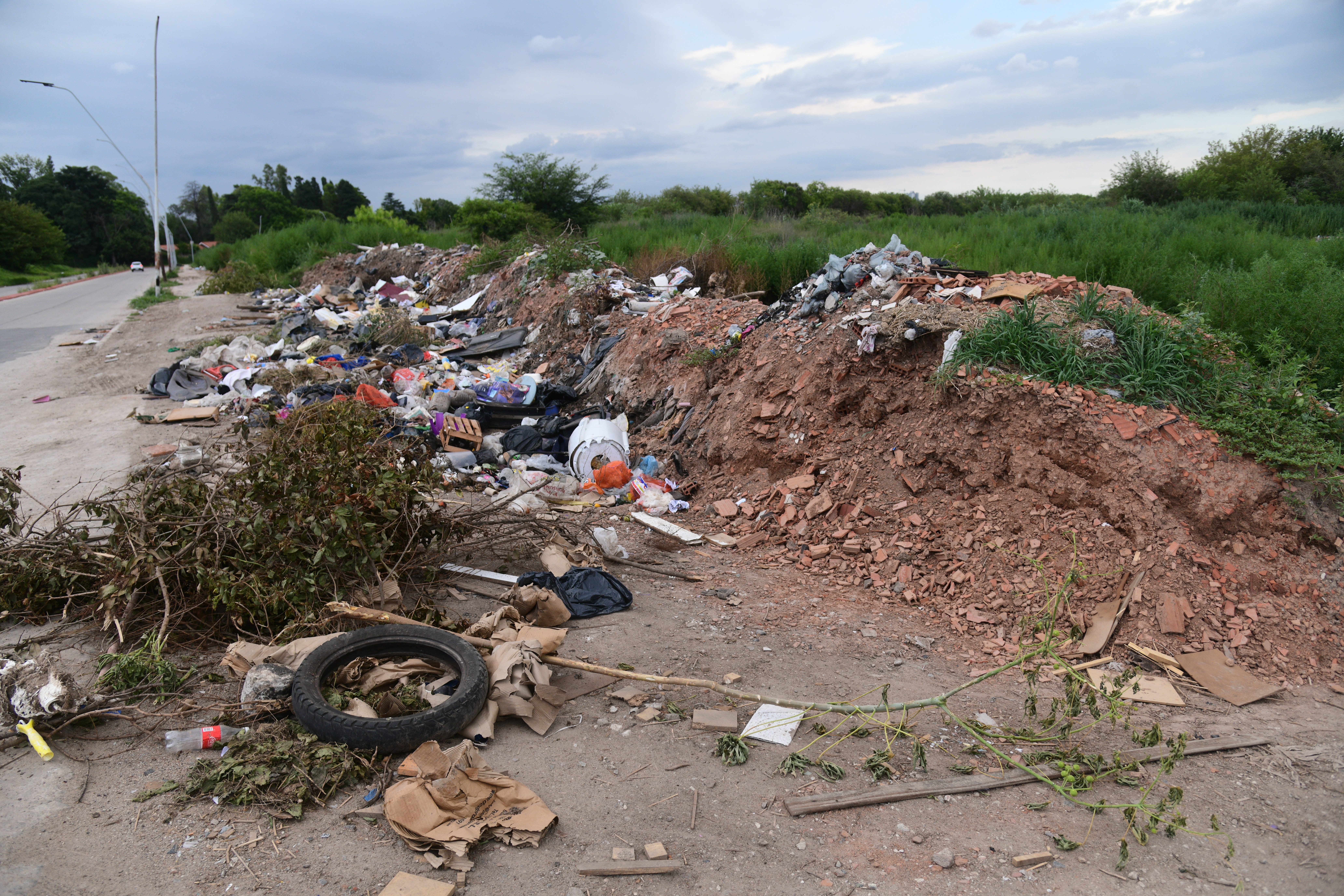 Basural en la calle Roque Arias y García Martínez lleno de escombros y basura y gente que llega con carros a tirar basura. (Javier Ferreyra / La Voz)