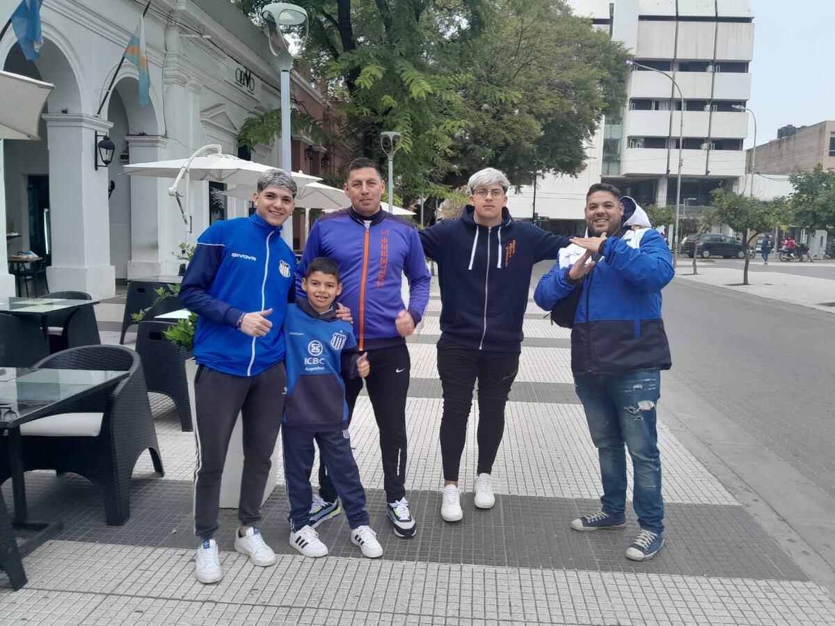 Hinchas de Talleres en La Rioja esperando el duelo por Copa Argentina (La Voz)