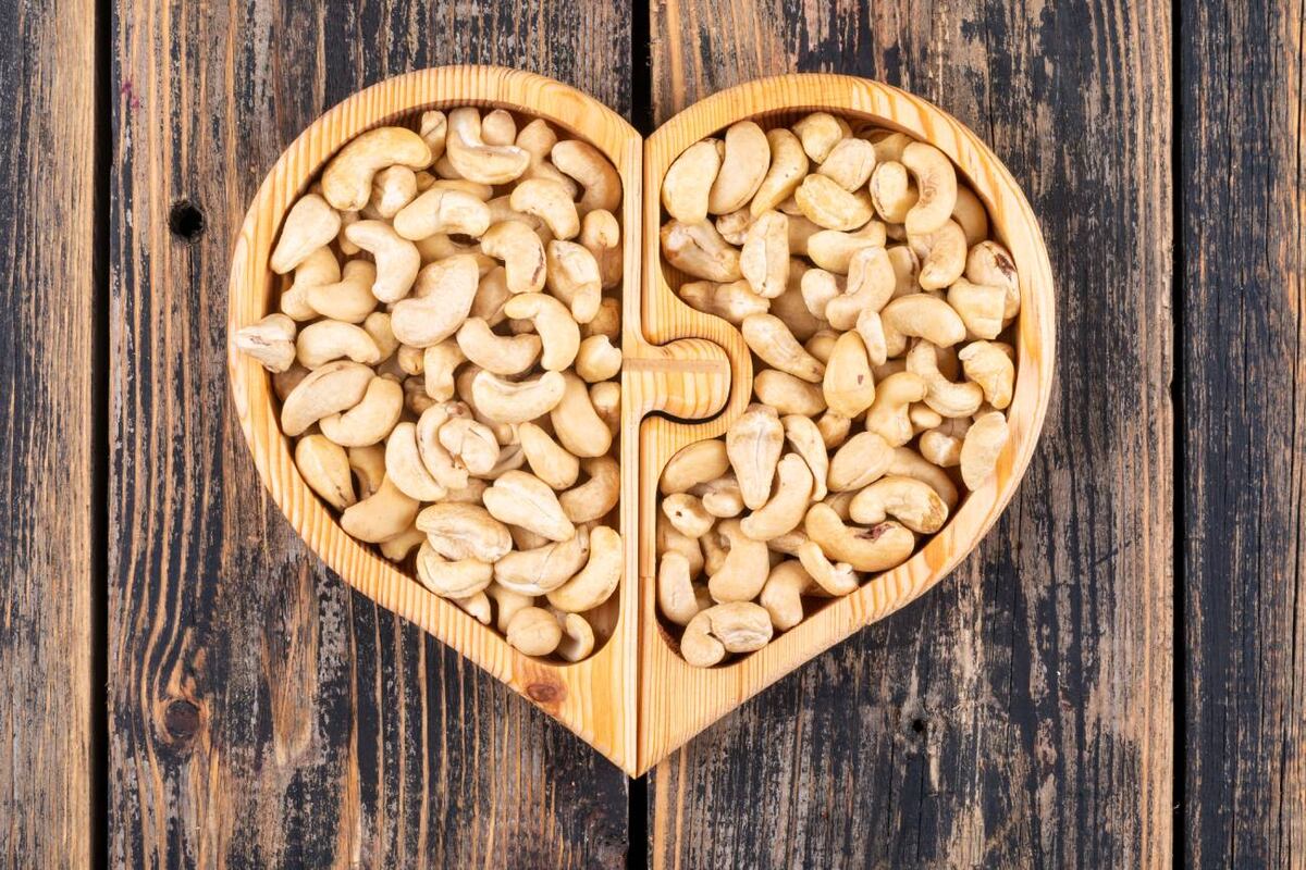 Las hojas y la corteza del árbol de cajú contienen compuestos antioxidantes capaces de frenar el estrés oxidativo y proteger a las células del envejecimiento prematuro. (Freepik)