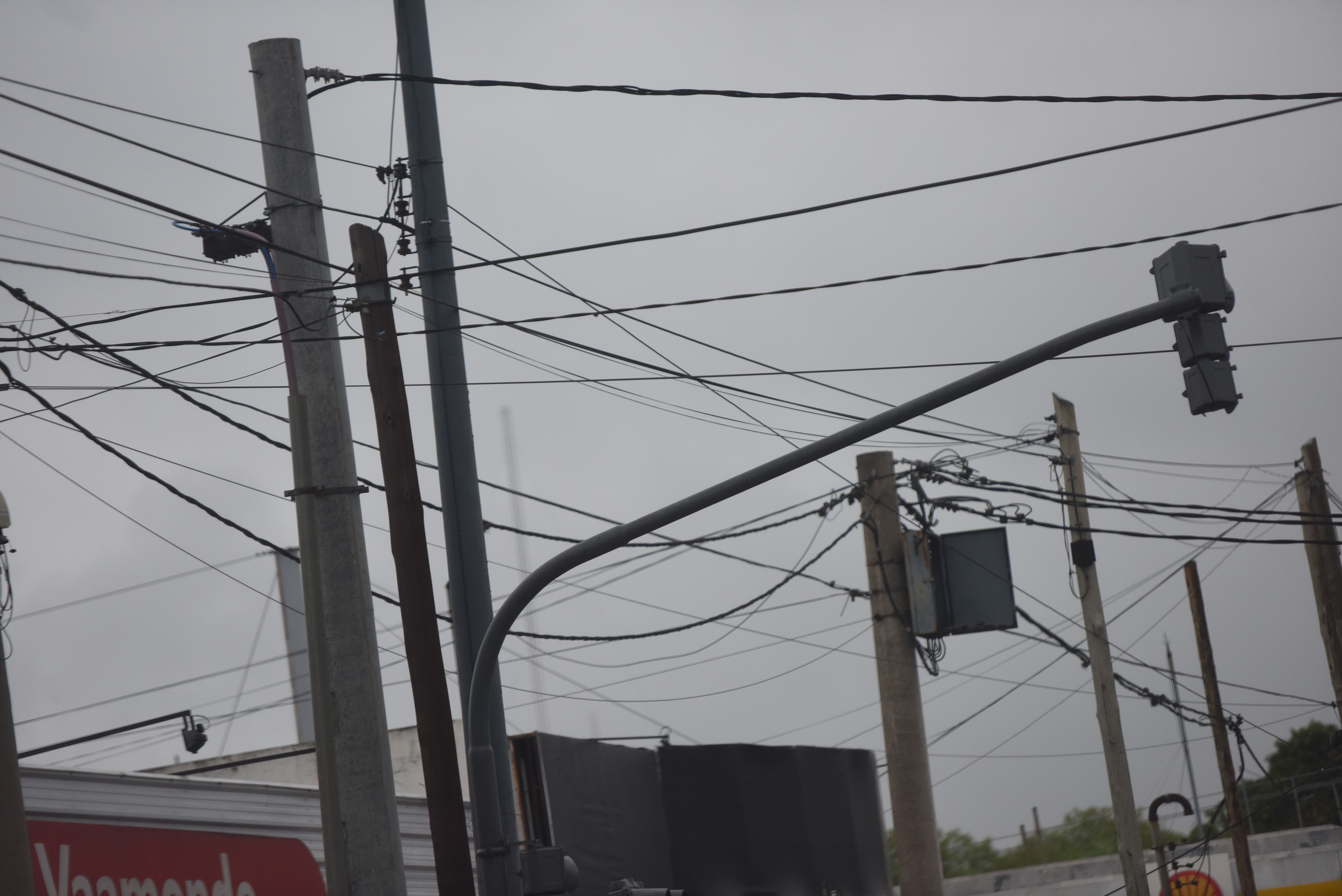 Cables cruzan de un lado a otro en el área central (Javier Ferreyra / La Voz).