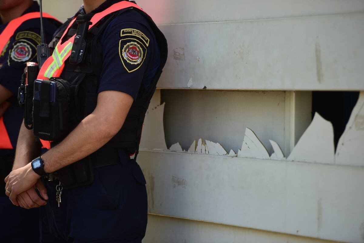 La sede sindical de Uocra, en Córdoba Capital, con perímetro de seguridad. (La Voz / José Gabriel Hernández)