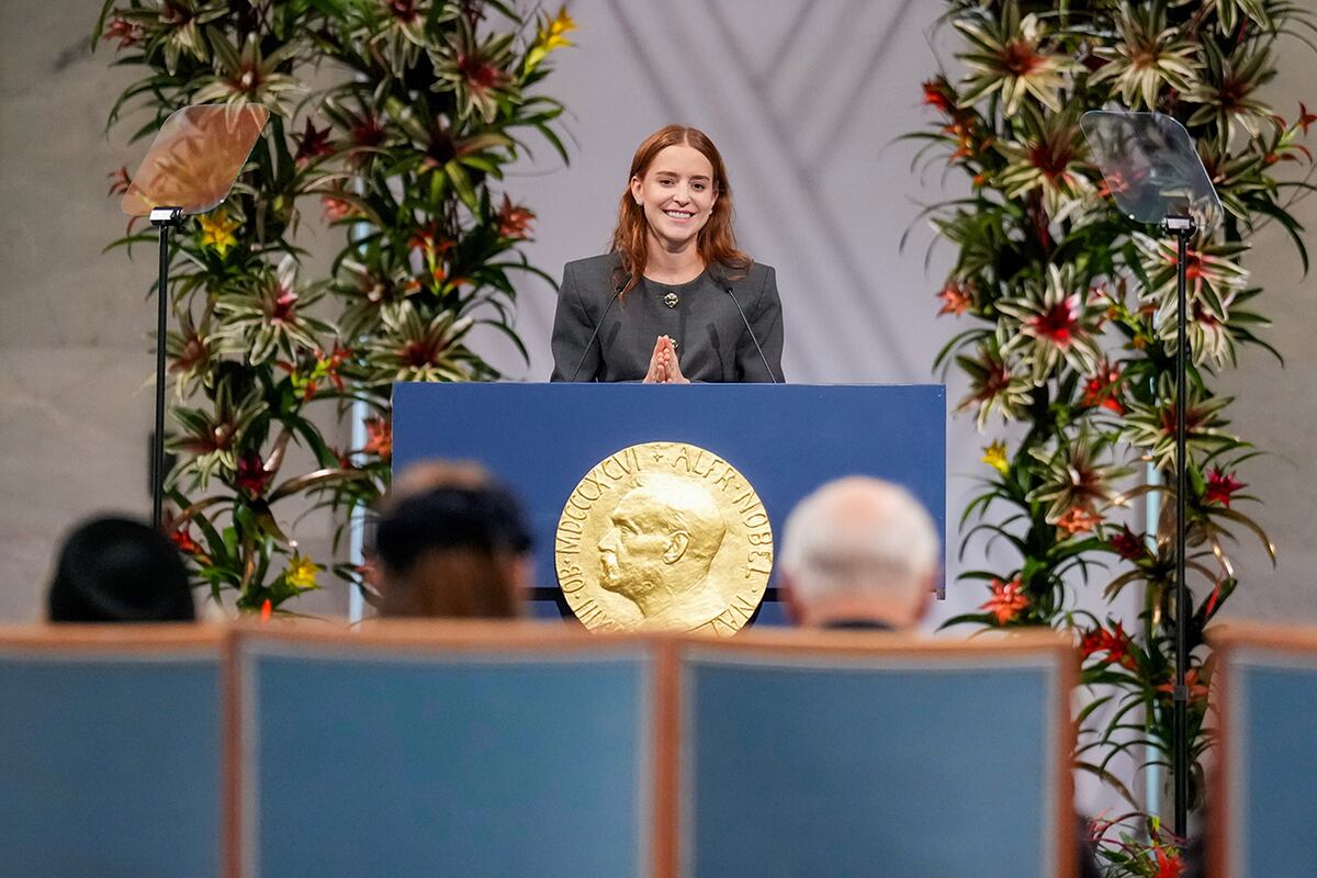 La hija de la ganadora del Premio Nobel de la Paz, Ana Corina Sosa, acepta el premio en nombre de su madre, la líder opositora venezolana María Corina Machado, durante la ceremonia de entrega del Premio Nobel de la Paz en el Ayuntamiento de Oslo, Noruega, el miércoles 10 de diciembre de 2025. (Ole Berg-Rusten/NTB Scanpix, Pool vía AP)