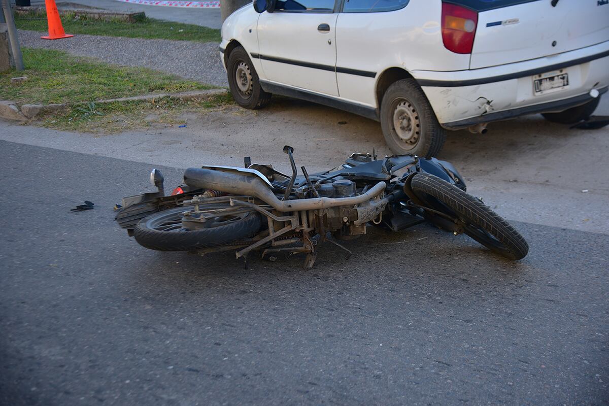 Córdoba. Un motociclista, aparentemente borracho, embistió a un empleado de correo. (Pedro Castillo / La Voz)