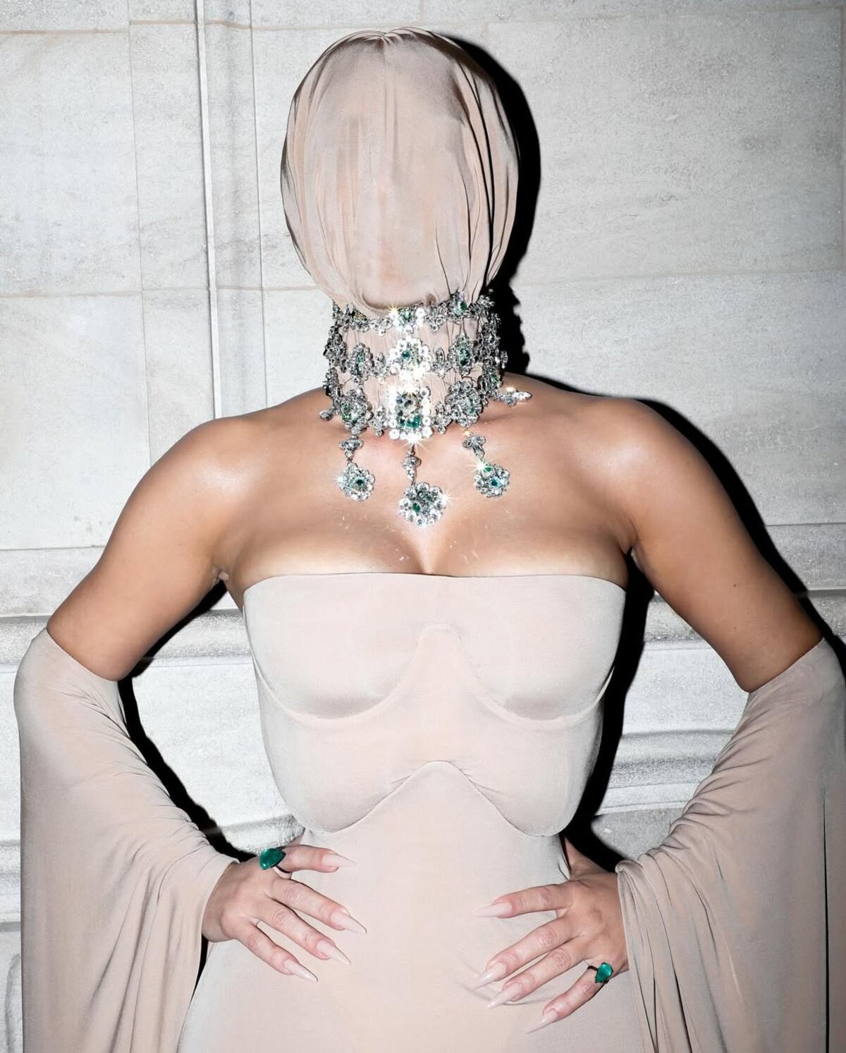 Kim Kardashian desafía la moda con un look nude integral y mascarilla: el impacto viral que revivió la polémica de 2021